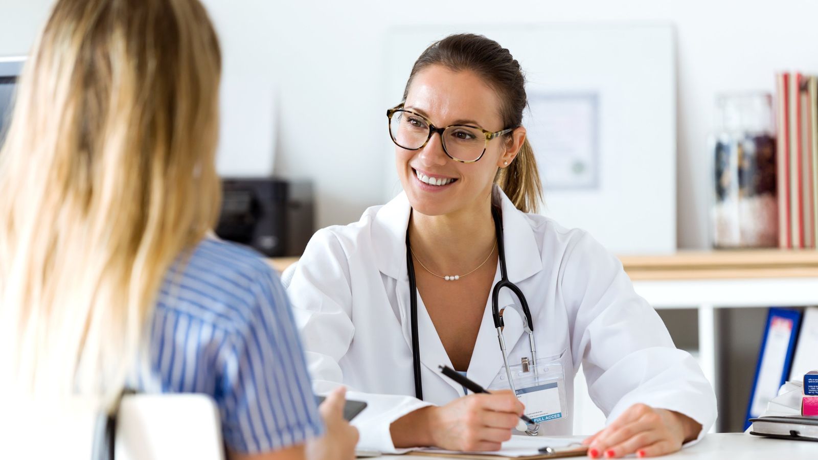 Une patiente en rendez-vous avec sa médecin