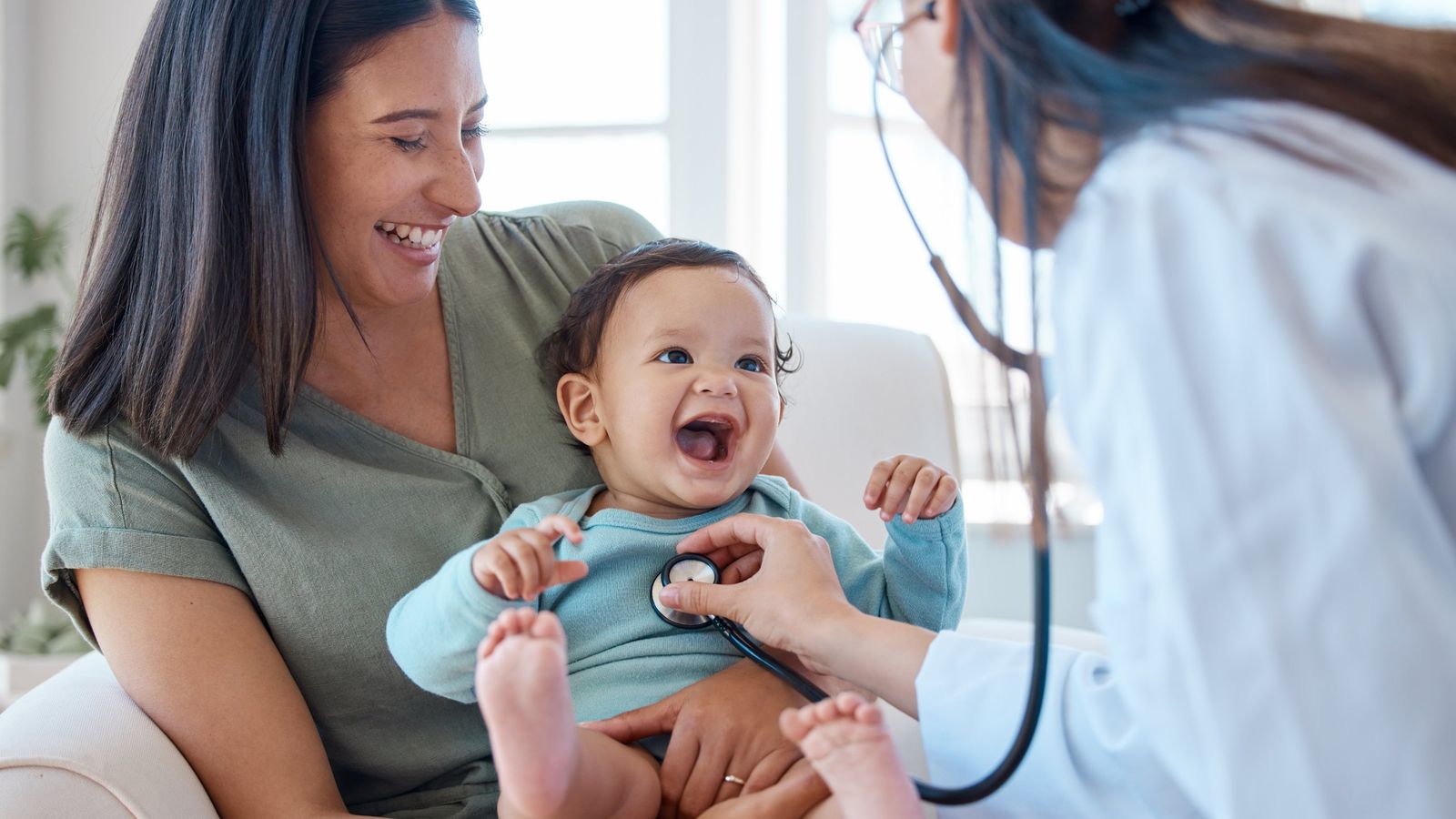 Une maman et son bébé en consultation chez la pédiatre