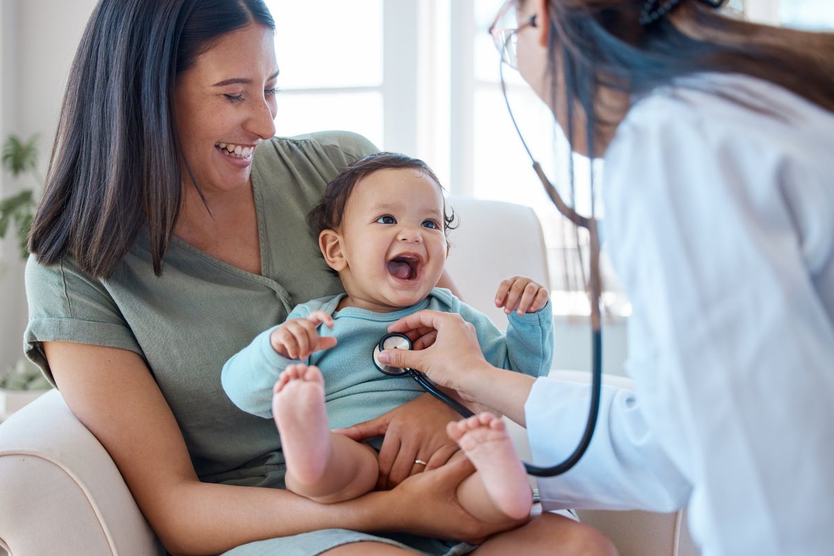 Une maman et son bébé en consultation chez la pédiatre