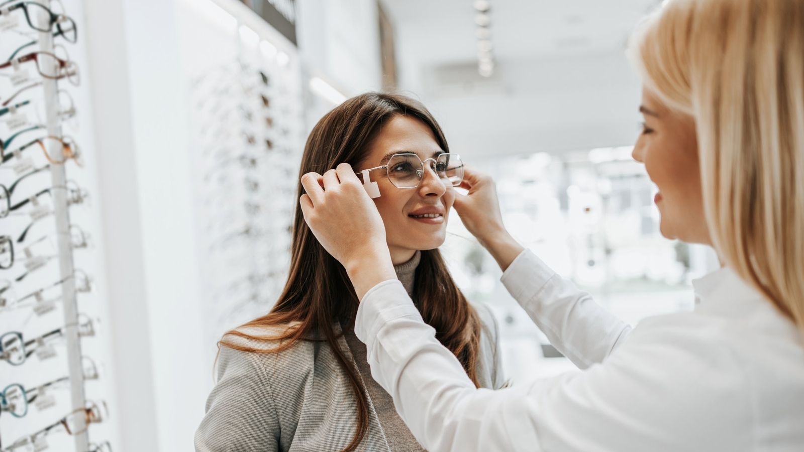 Une femme essaie des lunettes chez l’opticienne